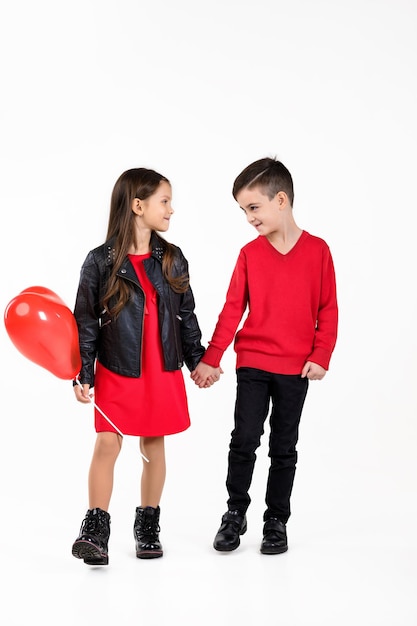 Enfants heureux avec ballon coeur rouge