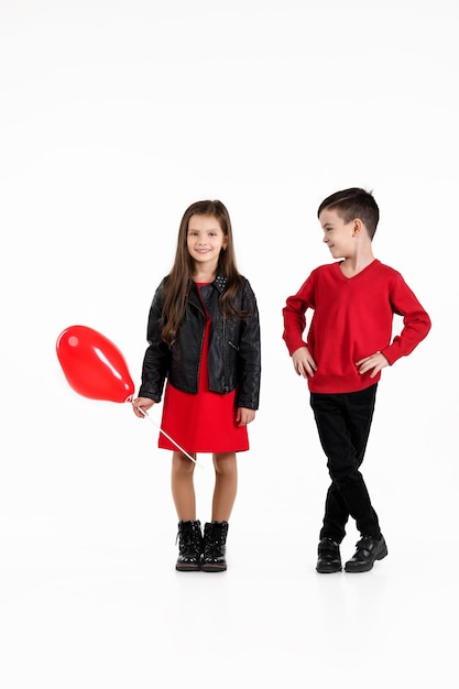 Enfants heureux avec ballon coeur rouge