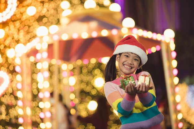 Enfants heureux avec cadeau de Noël