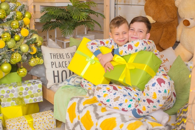 enfants heureux avec des cadeaux à Noël