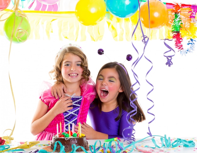 enfants heureux câlin en fête d&#39;anniversaire en riant