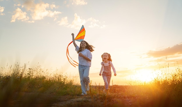 Enfants heureux avec cerf-volant