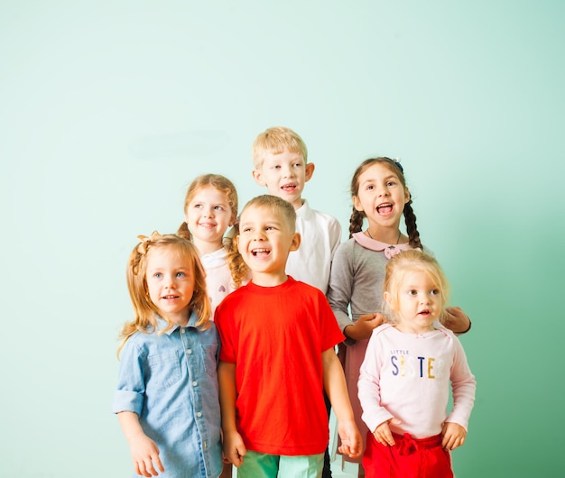 Enfants heureux chantant une chanson ensemble à la maternelle lors d'une leçon de musique