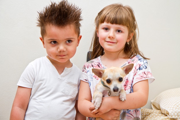 Photo enfants heureux avec un chien