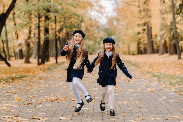 Des enfants heureux courent dans un magnifique parc d'automne