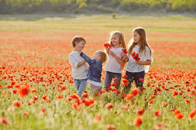 Enfants heureux dans le champ