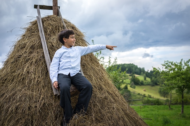 Des enfants heureux dans la nature en appréciant