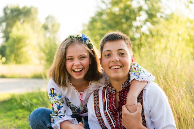 Enfants heureux dans la nature. Une fille et son frère adolescent.