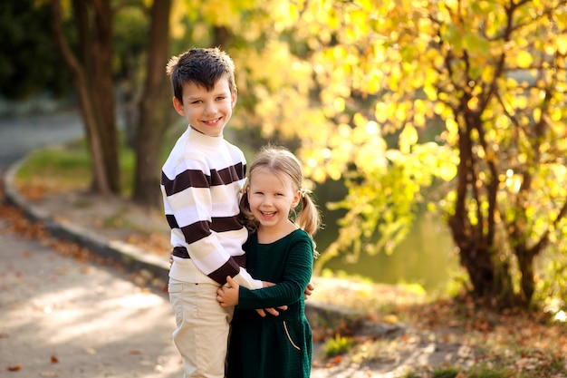 Enfants heureux dans le parc en automne