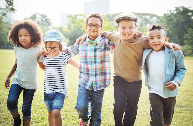 Des enfants heureux dans le parc