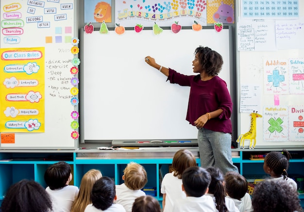 Des enfants heureux à l&#39;école primaire