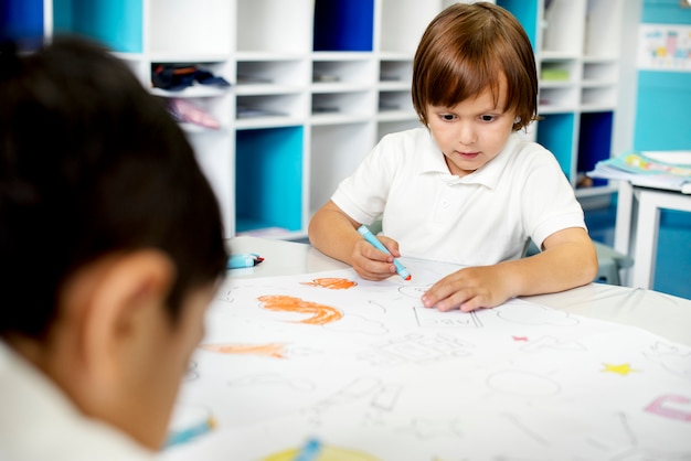 Enfants heureux à l&#39;école primaire