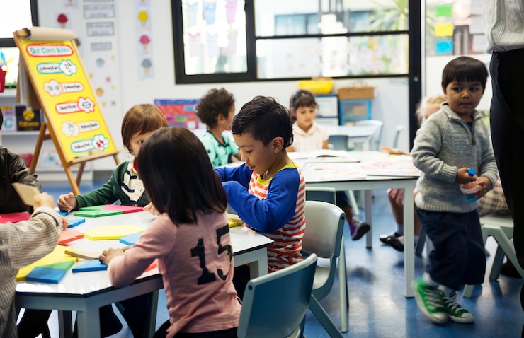 Photo des enfants heureux à l'école primaire