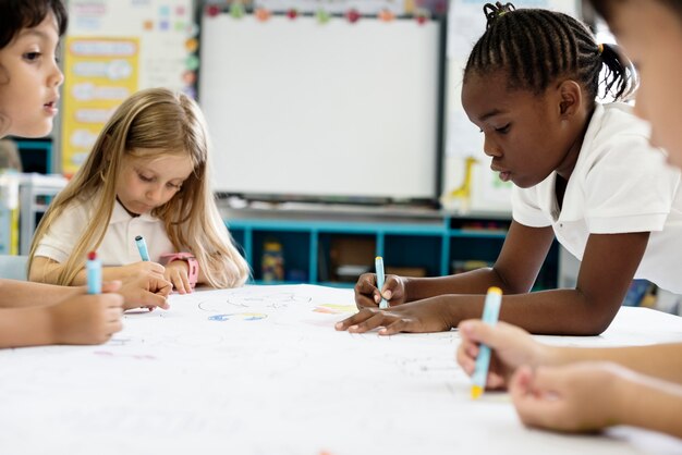 Enfants heureux à l&#39;école primaire