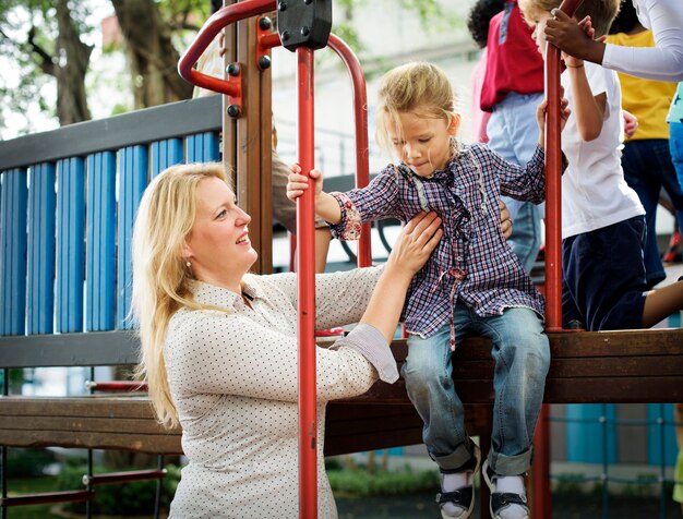 Photo enfants heureux à l'école primaire