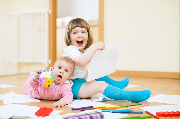 Enfants heureux ensemble à la maison