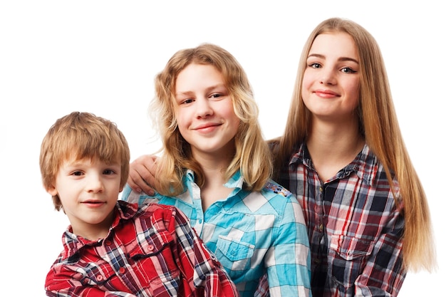 Enfants heureux isolés sur blanc