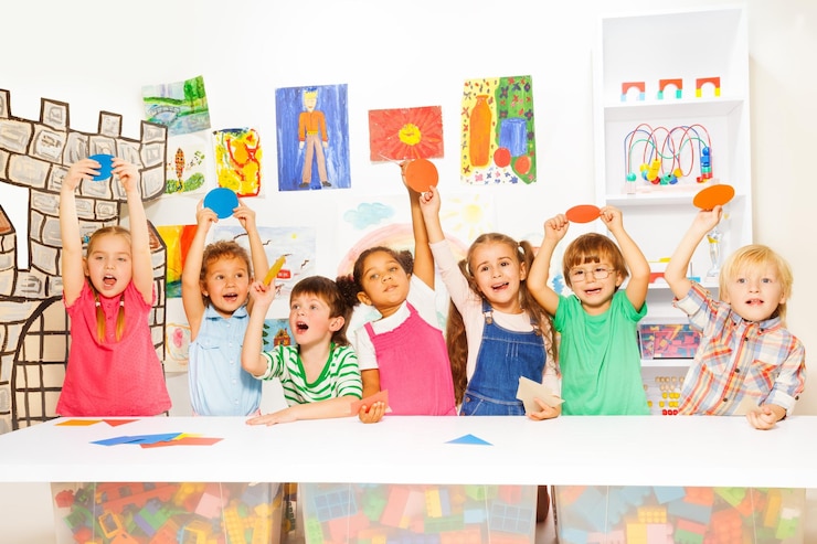Photo enfants heureux jardins d'enfants colorés et enfants d'âge préscolaire arrière-plan lire et jouer joie de l'enfant