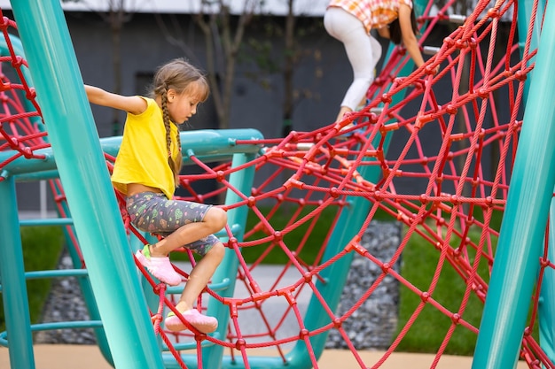 Enfants heureux jouant dehors, enfants sur le terrain de jeu