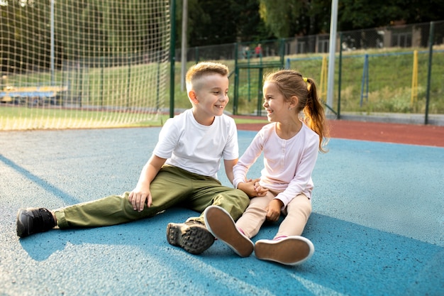 Photo enfants heureux jouant à l'extérieur