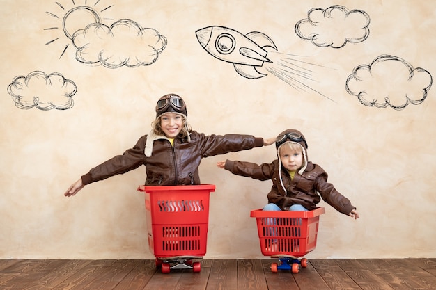 Enfants heureux jouant à la maison