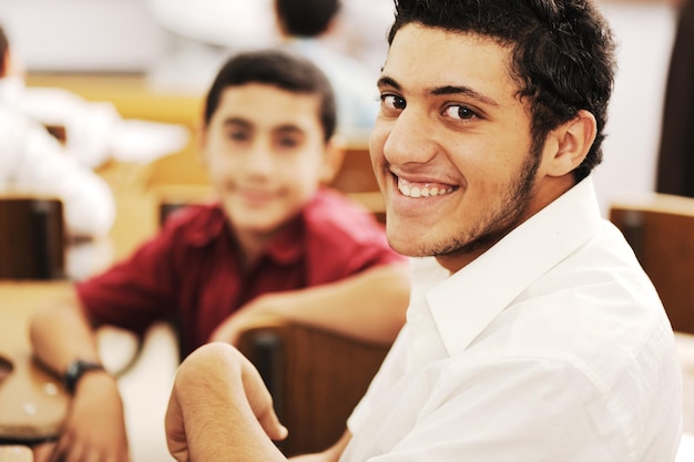 Enfants heureux avec leur professeur en classe, faisant