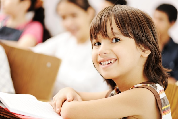 Enfants heureux avec leur professeur en classe, faisant