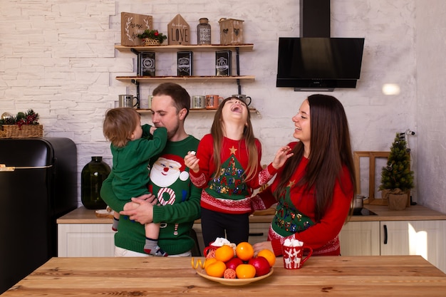 Des Enfants Heureux Et Leurs Parents Attendent Le Nouvel An à La Maison