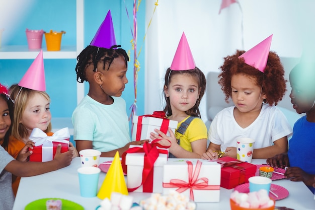 Photo des enfants heureux lors d'une fête d'anniversaire