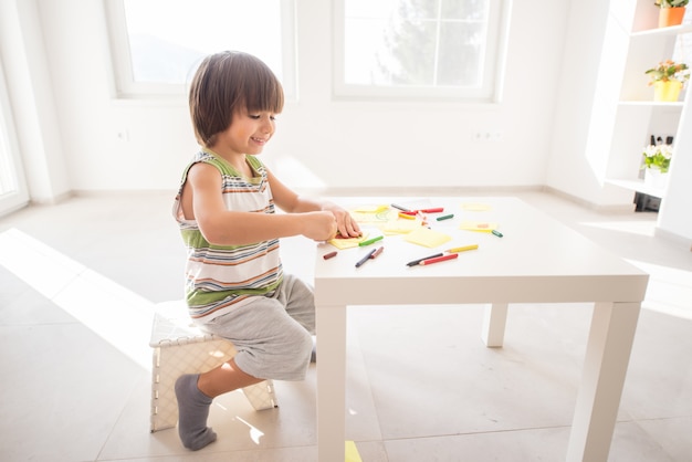 Des enfants heureux à la maison