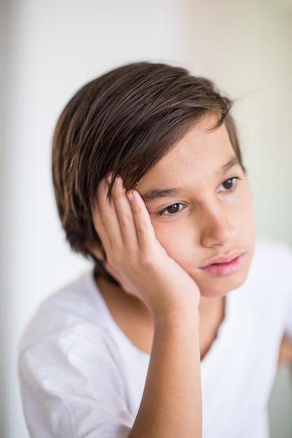 Des enfants heureux à la maison