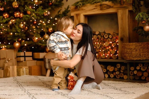 Enfants heureux avec la mère Noël