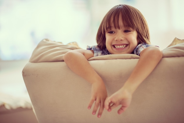 Des enfants heureux à la nouvelle belle maison moderne