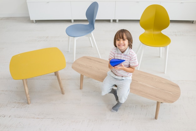 Des enfants heureux à la nouvelle belle maison moderne