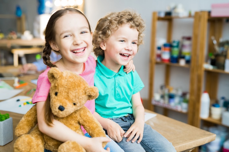 Photo enfants heureux avec ours en peluche