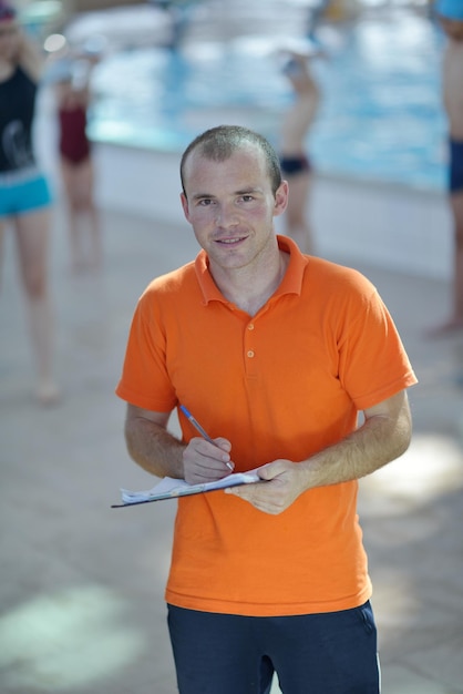 Des enfants heureux à la piscine.