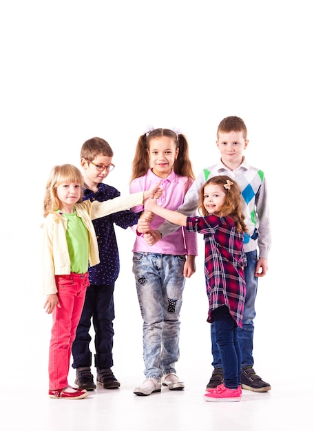 Enfants heureux avec le pouce levé isolé sur blanc. Meilleur travail d'équipe, bon résultat