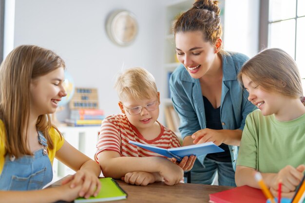 Enfants heureux et professeur à l'école