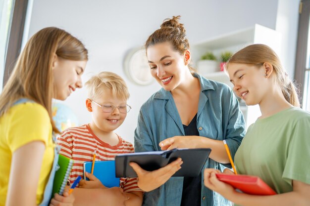 Enfants heureux et professeur à l'école