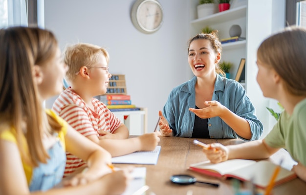 Enfants heureux et professeur à l'école