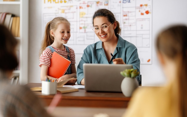 Enfants heureux et professeur à l'école