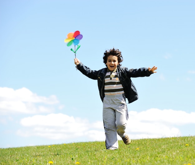 Enfants heureux, profitant de l&#39;enfance