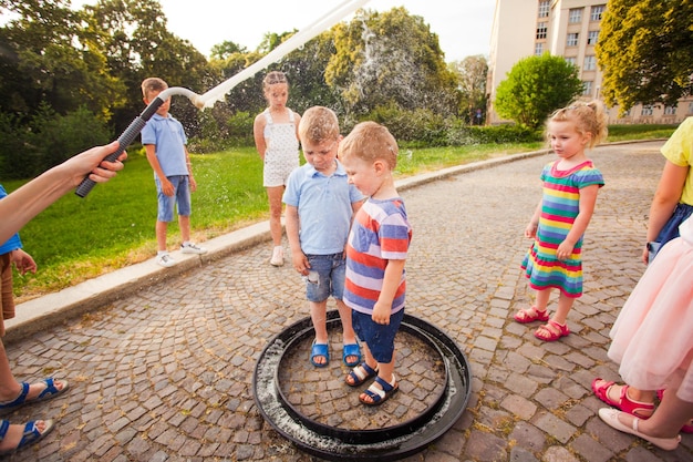 Enfants heureux profitant de grosses bulles de savon dans un parc
