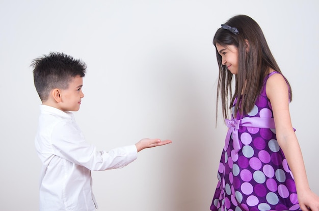 Des enfants heureux qui jouent.