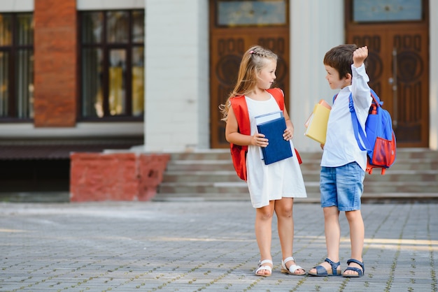 Des enfants heureux retournent à l'école