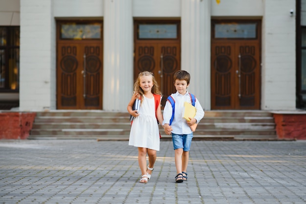 Des enfants heureux retournent à l'école