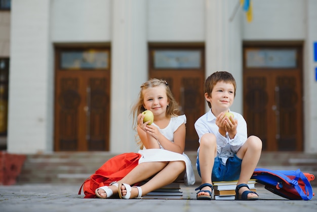 Des enfants heureux retournent à l'école