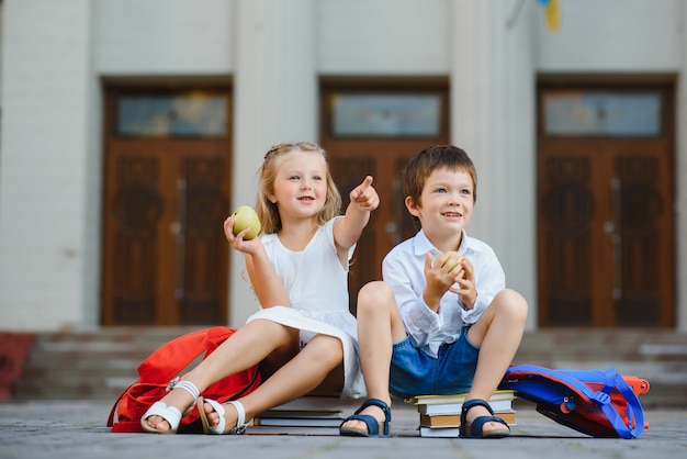 Des enfants heureux retournent à l'école