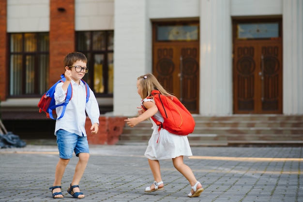 Des enfants heureux retournent à l'école