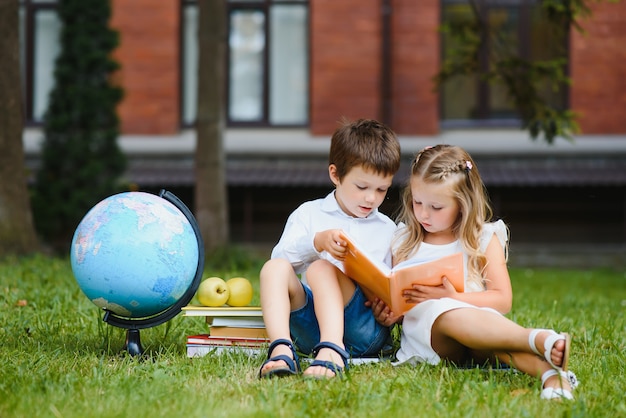 Des enfants heureux retournent à l'école